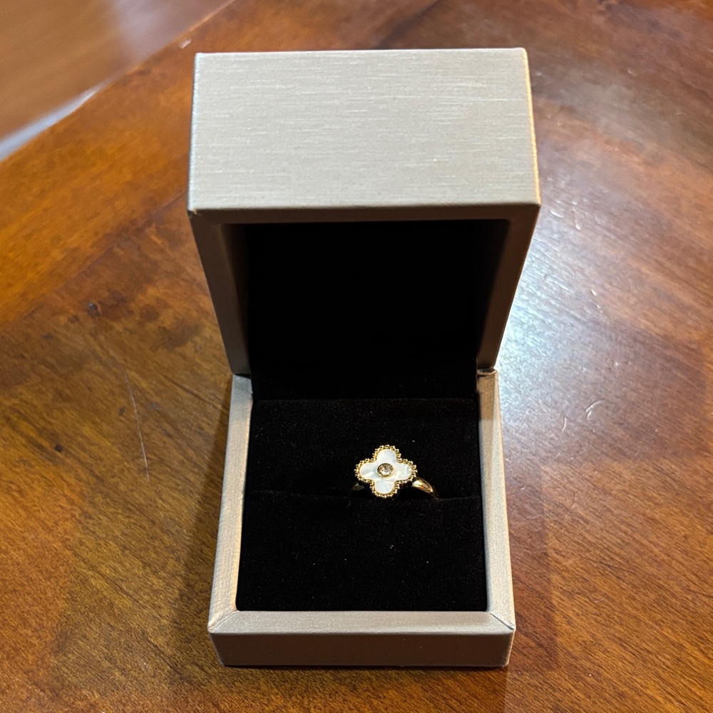 Chic Gold and White Floral Ring